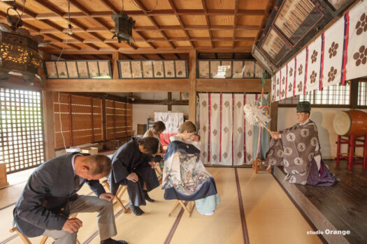 菅原天満宮　お宮参り出張撮影写真　ご祈祷中の写真