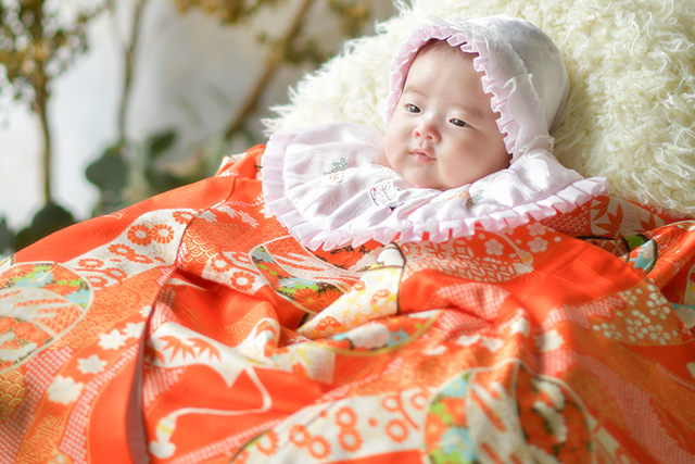 お宮参り写真　オレンジの着物　3ヶ月女の子