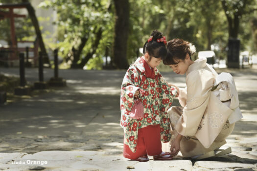 春日大社で3歳女の子の七五三撮影　赤い着物の七五三写真　パパもママも着物を着た家族撮影