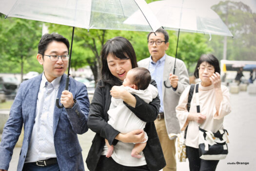 奈良・春日大社で3ヶ月女の子のお宮参り出張撮影　家族写真撮影　ファミリーフォト　雨の日