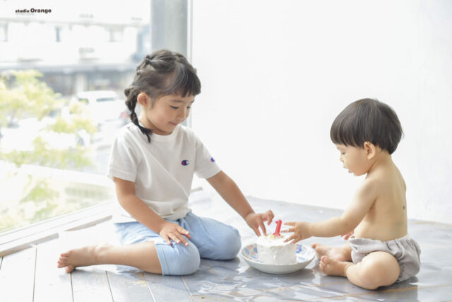 スマッシュケーキを食べるきょうだい