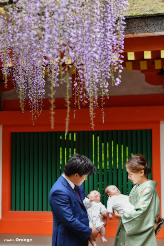 春日大社でのお宮参り出張撮影写真　藤の花　双子の女の子