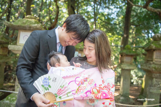 奈良の春日大社でのお宮参り出張写真撮影　ファミリーフォト　３ヶ月女の子