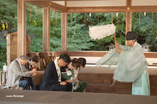 稲植神社でのお宮参り出張写真撮影　1ヶ月男の子　緑の着物　家族写真