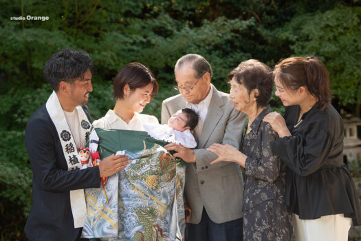 稲植神社でのお宮参り出張写真撮影　1ヶ月男の子　緑の着物　家族写真