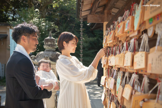 稲植神社でのお宮参り出張写真撮影　1ヶ月男の子　緑の着物　家族写真