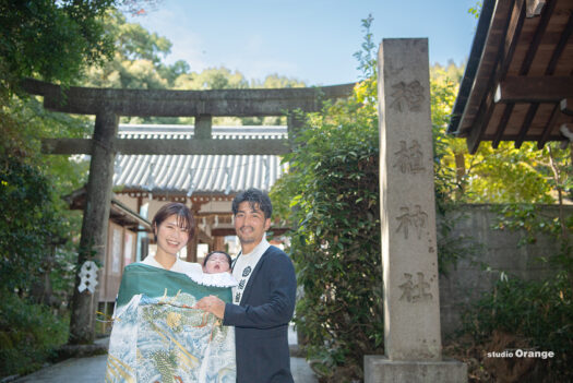 稲植神社でのお宮参り出張写真撮影　1ヶ月男の子　緑の着物　家族写真